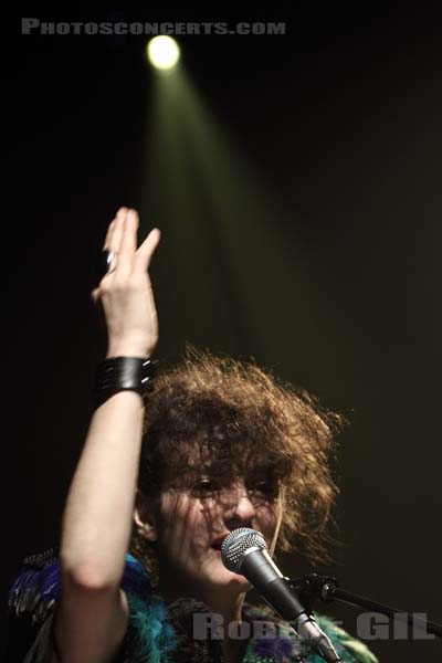 ALICE LEWIS - 2010-11-02 - PARIS - Le Bataclan - 